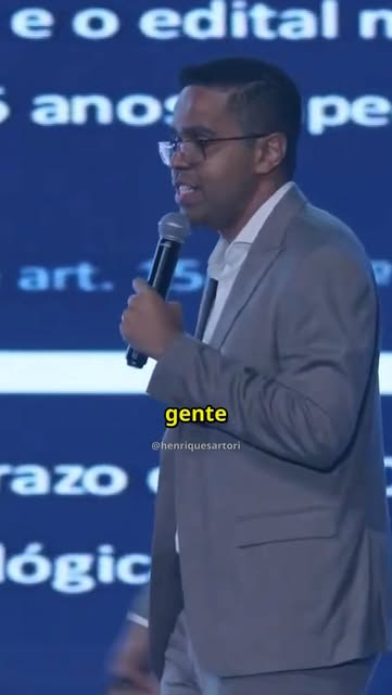 Henrique Sartori, especialista em licitações públicas, falando ao microfone durante palestra